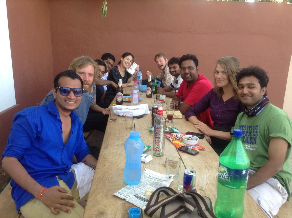 Wanderers Hostel Morjim Exterior foto